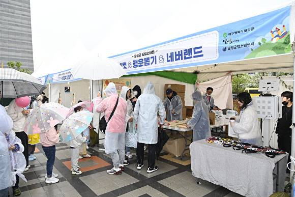 대구 달성군 드림스타트팀의 홍보부스에 어린이들이 몰리고 있다 [사진=달성군]