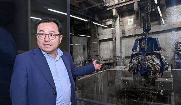 홍성주 대구시경제부시장이 히로시마시의 첨단폐기물 시설인 나카공장을 둘러보고 있다 [사진=대구시]