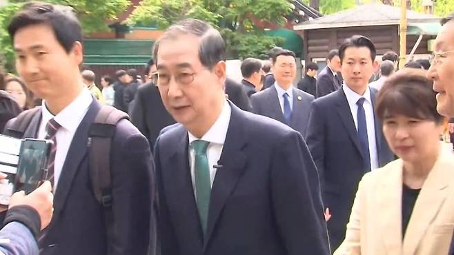 법요식을 찾은 한덕수 예비후보. “오늘 중 만나자”고 김문수 후보 측에 세 차례 제안했지만, 명확한 답은 돌아오지 않았다. (SBS 캡처)