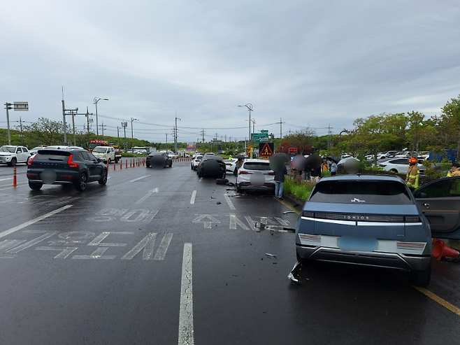 오늘(5일) 오후 서귀포시 안덕면의 한 관광지 진입로에서 차량 다중 교통사고가 나 8명이 다쳤다. (사진, 제주소방안전본부)