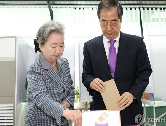 2024년 4월 5일 당시 한덕수 총리와 부인 최아영 여사가 서울 종로구 삼청동 주민센터에 마련된 투표장에서 제22대 국회의원 선거 사전투표에 참여하고 있다. [연합뉴스]