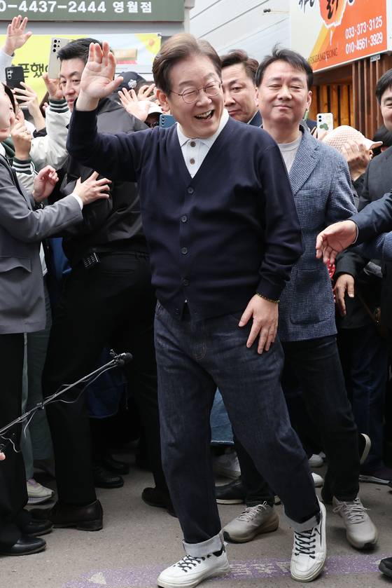이재명 더불어민주당 대선후보가 4일 강원도 영월군 영월 서부시장을 방문해 상인들에게 인사하고 있다. [연합뉴스]