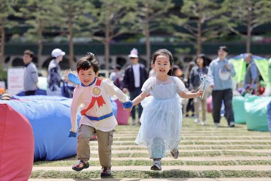 어린이날을 하루 앞둔 4일 오전 서울시청광장을 찾은 시민들이 휴일을 즐기고 있다. 장진영 기자/ 20250504