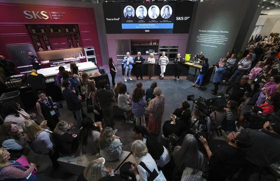 지난 2월 25일 미국 라스베거스에서 열린 KBIS 2025에서 SKS가 제품을 소개하고 있다. AP=연합뉴스