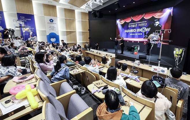 지난 2일 서울대어린이병원에서 열린 어린이날 기념행사 '우리들은 자란다'에서 소아암·희귀질환 어린이 환자와 가족들이 마술사 이은결의 공연을 보고 있다. 김성룡 기자