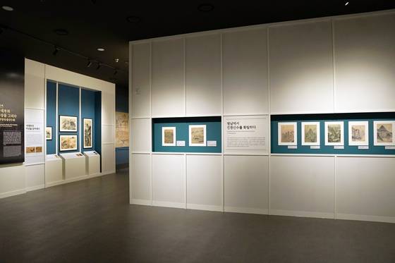 영인본 142점과 디지털 미디어 등을 활용해 겸재를 기념하는 공간으로 꾸며진 겸재정선기념실 전경.