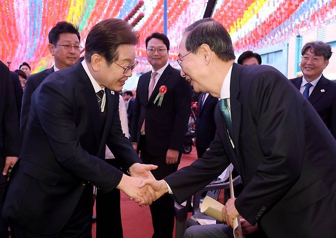 이재명 더불어민주당 대선후보와 한덕수 무소속 예비후보가 악수를 나누고 있다. 대통령실사진기자단