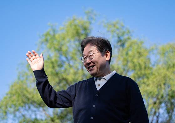 '골목골목 경청투어 : 단양팔경편'에 나선 이재명 더불어민주당 대통령 후보가 4일 오후 충북 제춘구 의림지에서 연설을 하기 위해 단상을 오르고 있다. 뉴스1