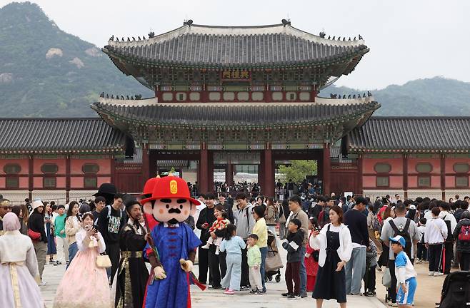 어린이날을 맞은 5일 경복궁에 어린이를 비롯한 많은 시민들이 방문해 붐비고 있다. 뉴시스