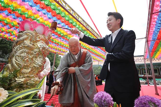 이준석 개혁신당 대선후보가 의현 스님과 관불의식을 하고 있다. 뉴스1