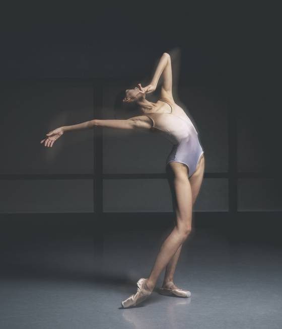 신장 181㎝의 발레 무용수 이상은. 큰 키에서 뿜어져 나오는 아우라와 긴 팔다리로 만들어내는 아름다운 춤선이 장점이다. 사진 김윤식