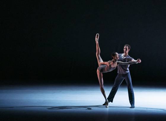 2019년 한국에서 열린 ‘르 프리미에 갈라’에서 이상은이 윌리엄 포사이스 안무작인 ‘바흐 듀엣’을 추고 있다. 사진 Baki