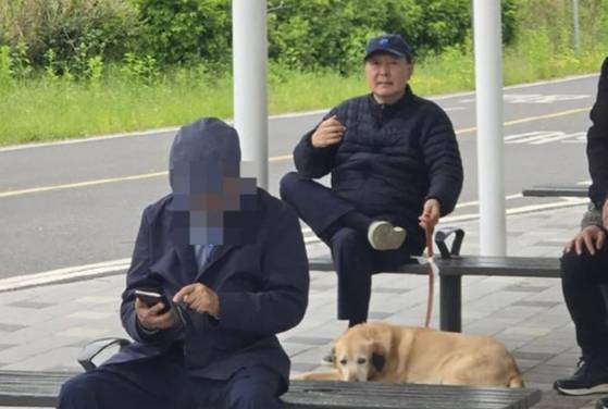 한강공원에 반려견과 함께 나타난 윤석열 전 대통령. 사진 온라인 커뮤니티
