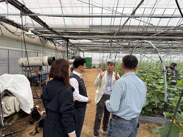 ▲ 농촌진흥청 국립농업과학원 농업환경부 관계자들은 최근 횡성군 여과액비 제조시설을 방문해 생산 현황을 점검했다.