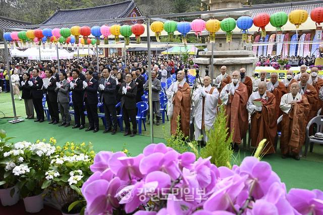 ▲ 조계종 제4교구 본사 오대산 월정사의 불기 2569년 부처님 오신 날 봉축법요식이 5일 오전 월정사 대적광전 앞 특설무대에서 퇴우 정념 주지스님과 월정사 스님, 고광록 조계종 제4교구 신도회장, 유상범 국회의원, 심재국 군수, 남진삼 군의장과 군의원, 최종수·지광천 도의원, 조정래 작가, 지역의 각급 기관 단체장과 월정사 신자, 주민 등 1000여명이 참석한 가운데 열렸다.  신현태