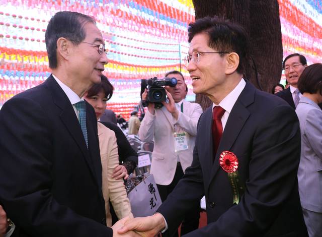 ▲ 국민의힘 김문수 대선 후보(오른쪽)와 무소속 한덕수 대선 예비후보가 5일 서울 종로구 조계사에서 열린 불기 2569년 부처님오신날 봉축법요식을 마친 뒤 악수하고 있다. 연합뉴스