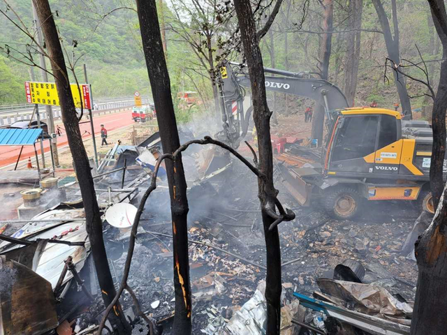 ▲ 5일 오전 9시 19분쯤 인제군 북면 용대리의 한 노상 매점에서 불이 났다.  강원소방본부 제공