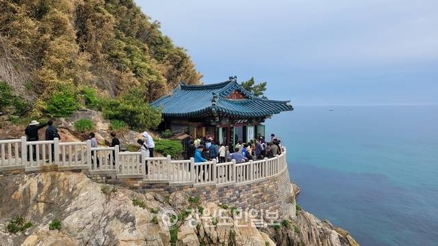 ▲ 불기 2569년 부처님 오신날을 맞은 5일 천년고찰 낙산사(주지 일념스님) 홍연암에 관광객들이 줄을 지어 관람하고 있다. 김동화