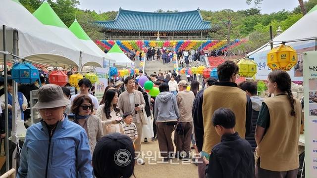 ▲ 불기 2569년 부처님 오신날을 맞은 5일 천년고찰 낙산사(주지 일념스님) 보타전에서 불기  봉축법요식을 봉행한 가운데 많은 인파가 몰렸다. 김동화