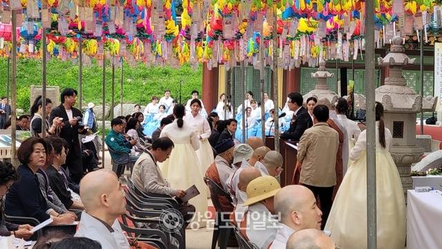 ▲ 불기 2569년 부처님 오신날을 맞은 5일 천년고찰 낙산사(주지 일념스님) 보타전에서 봉축법요식이 거행되고 있다. 이 자리에는 김진태 강원도지사, 신경호 교육감, 탁동수 부군수, 진종호 도의원, 이종석 군의장을 비롯한 시민과 관광객들이 참석했다. 김동화