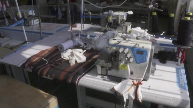 가동이 멈춘 생산라인. 미국이 소액 소포에도 관세를 부과하면서 공장 타격이 현실화하고 있다.