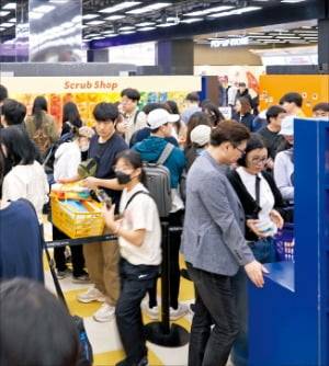 더현대서울의 스크럽대디 팝업스토어를 찾은 방문객들의 모습.