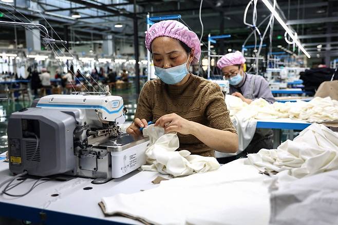 지난달 22일 중국 산둥성 빈저우의 한 의류 공장 티셔츠 생산 라인에서 직원들이 작업하고 있다.(위 사진은 기사와 직접적인 연관이 없음.) 사진=AFP연합뉴스