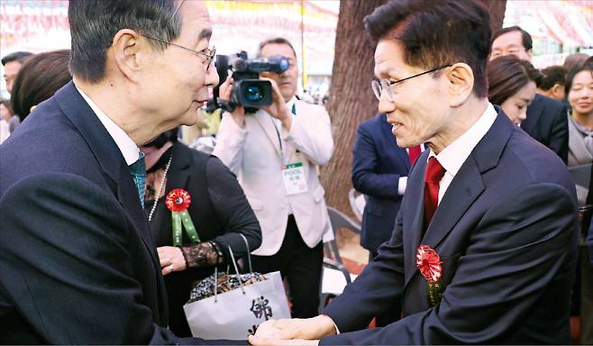 < 두 후보 손 잡았지만… >김문수 국민의힘 대선 후보(오른쪽)와 한덕수 무소속 예비후보가 5일 불기 2569년 부처님오신날을 맞아 서울 조계사에서 열린 봉축법요식에 참석해 악수하고 있다.  /김범준 기자