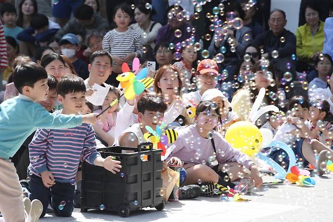 어린이날을 하루 앞둔 4일 대구 수성구 국립대구박물관을 찾은 어린이들이 마술공연을 관람하며 즐거운 연휴를 보내고 있다. 사진=뉴스1