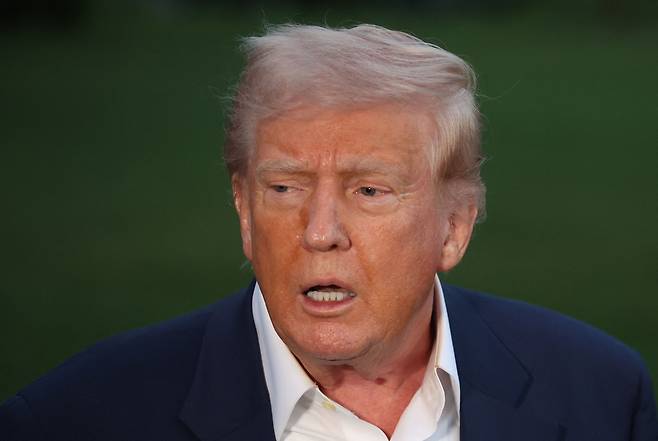 4일(현지시간) 플로리다주 팜비치에서 워싱턴DC로 돌아온 도널드 트럼프 미국 대통령이 취재진의 질문에 답하고 있다. AFP연합뉴스