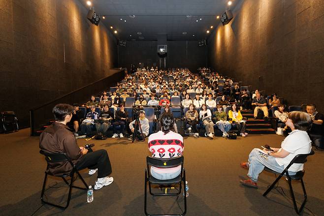 1일 전북 전주 CGV전주고사점에서 열린 <직사각형, 삼각형>, <병훈의 하루> 시사회 및 관객과의 대화(GV)에 관객이 가득 차 있다. 전주국제영화제 제공