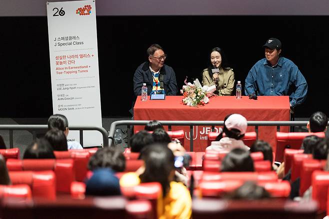 지난 1일 전북 전주시 메가박스 전주객사점에서 <꽃놀이 간다>+<성실한 나라의 앨리스> 상영 후 이어진 관객과의 대화(GV) 시간에 감독 겸 배우 이정현(가운데)이 발언하고 있다.  전주국제영화제 제공