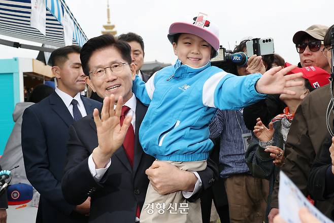 김문수 국민의힘 대선 후보가 5일 서울 종로구 광화문광장에서 열린 ‘펀펀한 광화문광장’을 찾아 한 어린이와 기념촬영을 하고 있다.  권도현 기자