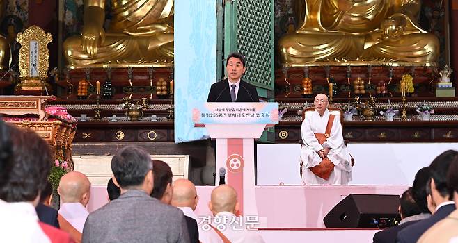 이주호 대통령 권한대행이 5일 서울 종로구 조계사 대웅전 앞에서 열린 부처님 오신날 봉축법요식에서 축사를 하고 있다. 대통령실사진기자단