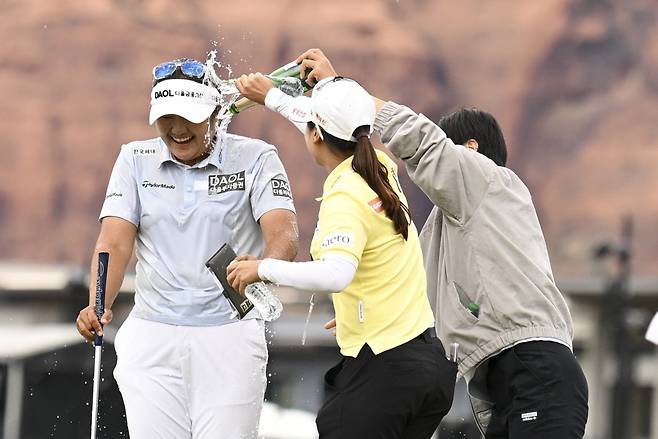 유해란이 5일 미국 블랙데저트 리조트에서 열린 LPGA 투어 블랙데저트 챔피언십에서 와이어 투 와이어 우승을 달성한 뒤 동료들의 축하 물세례를 받으며 즐거워하고 있다. 아이빈스｜AP연합뉴스
