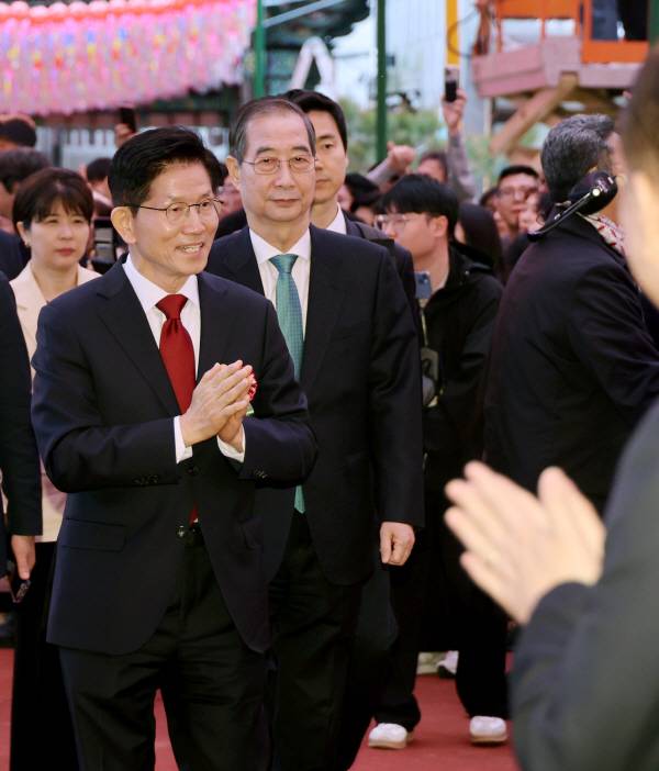 국민의힘 김문수 대선 후보와 무소속 한덕수 대선 예비후보가 5일 서울 종로구 조계사에서 열린 불기 2569년 부처님오신날 봉축법요식에 참석하고 있다. 연합뉴스