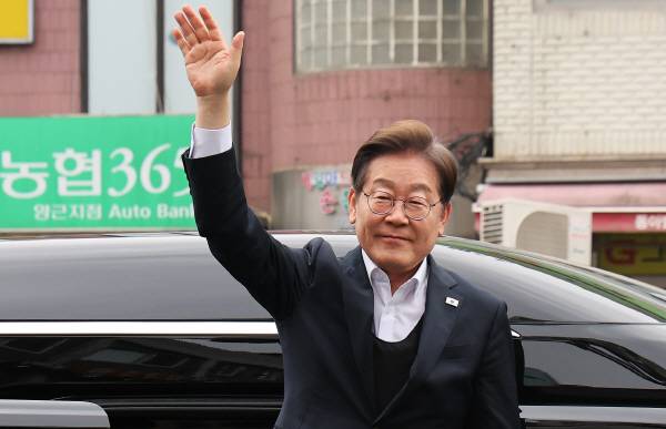 더불어민주당 이재명 대선 후보가 5일 경기도 양평군 양평물맑은시장에서 열린 ‘골목골목 경청투어’에서 시민들에게 인사하고 있다. 연합뉴스