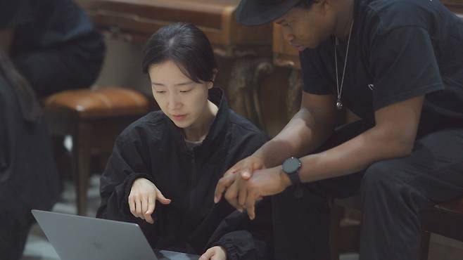 Dancer-choreographer Jang Hye-rim (left) is seen at a rehearsal for "Les Voyageurs du Lointain" (Arts Council Korea)