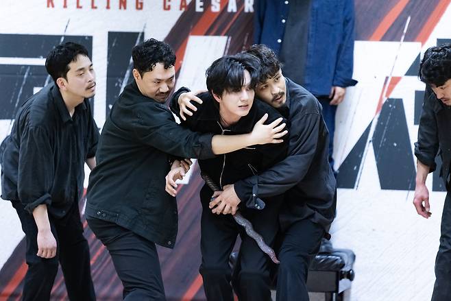 Yoo Seung-ho (center) performs a scene from "Killing Caesar" during a rehearsal open to the press on Wednesday, at Chungmu Arts Center in Seoul. (The Tov Company)