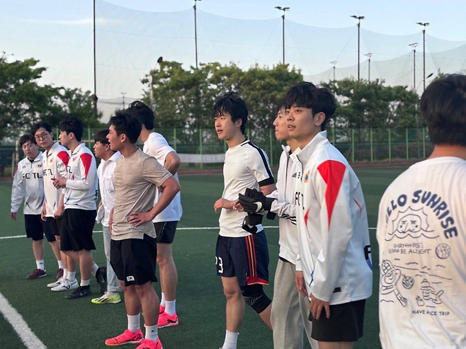 4일 오후 경기도 부천시 북부수자원생태공원 축구장에서 JC리그 참가자들이 경기를 준비하고 있다. JC리그 제공