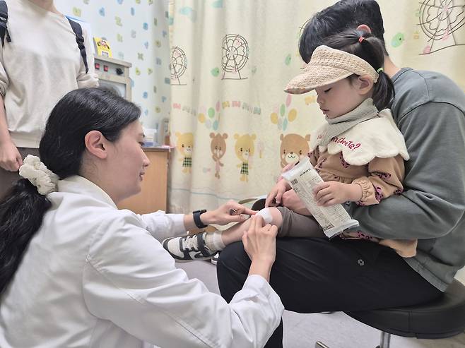 국립부산과학관 의무실을 찾은 어린이 관람객을 간호사가 치료하고 있다. 사진=국립부산과학관 제공