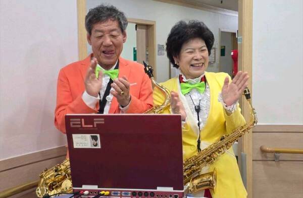 은퇴 후 13년째 노인요양원에서 색소폰 연주와 노래를 하며 노인들을 즐겁게 해주는 이구택씨(왼쪽)과 김기자씨(75). 김기자씨 제공