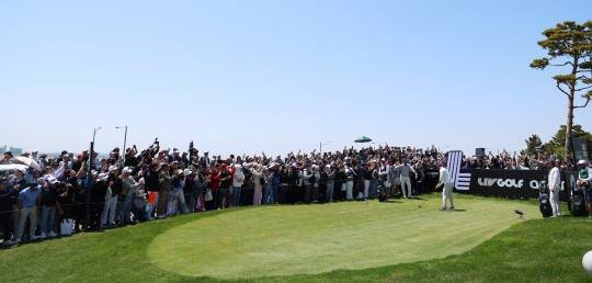 구름 관중 속 티샷하는 디섐보. 사진[연합뉴스]