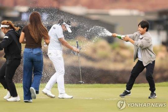 축하받는 유해란