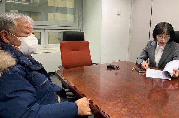 ▲ 옥시찬(왼쪽), 김유진 위원은 지난 1월3일 예정됐던 전체회의 시간에 긴급 간담회를 열었다. 사진=윤유경 기자.