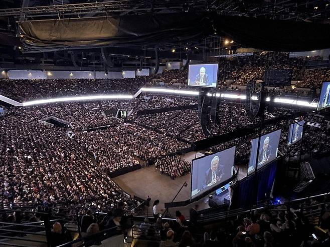 지난 3일(현지시간) 미국 네브래스카주 오마하 CHI헬스센터에서 열린 버크셔해서웨이 주주총회장에 전세계에서 온 주주 등 4만 명이 주총장에 운집해 있다. [오마하(미국) = 윤원섭 특파원]