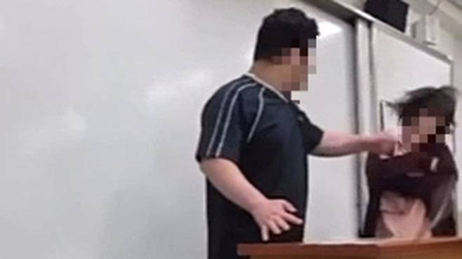 서울의 한 고등학교에서 교사를 폭행한 고3 학생에 대한 처분을 결정할 지역교권보호위원회(교보위)가 최근 열렸으며 이달 중으로 결과가 통보될 것으로 파악됐다. [사진출처 = SBS 보도 영상 캡처]