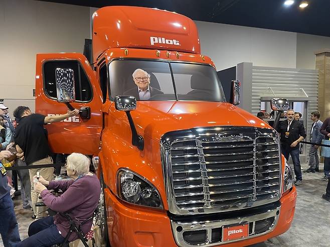 3일(현지시간) 미국 네브래스카주 오마하 CHI헬스센터에서 버크셔해서웨이 주주총회가 열린 가운데 주총장에 버크셔해서웨이 자회사인 파일럿의 트럭이 전시돼 있다. [오마하(미국) = 윤원섭 특파원]