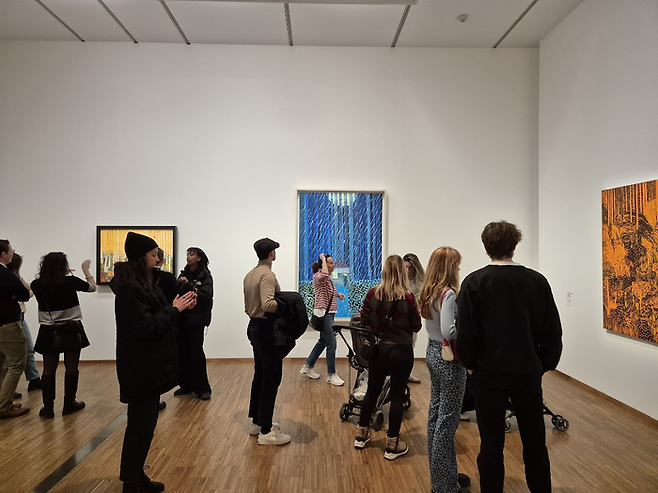 남녀노소를 가리지 않고 관람객층의 스펙트럼이 다양했다. 매튜 웡은 반 고흐처럼 복잡한 설명이 필요없이 그림이 스스로 말을 걸며 즉각처럼 감정을 불러일으키는 작가다. ©김슬기