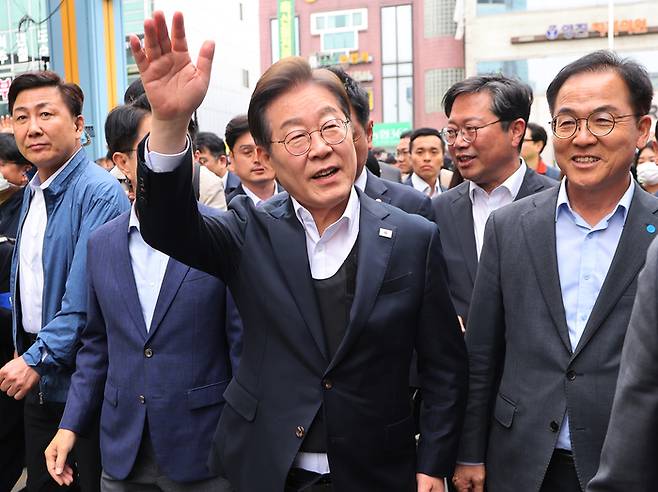 더불어민주당 이재명 대선 후보가 5일 경기도 양평군 양평물맑은시장에서 열린 ‘골목골목 경청투어’에서 시민들에게 인사하고 있다. [사진 = 연합뉴스]